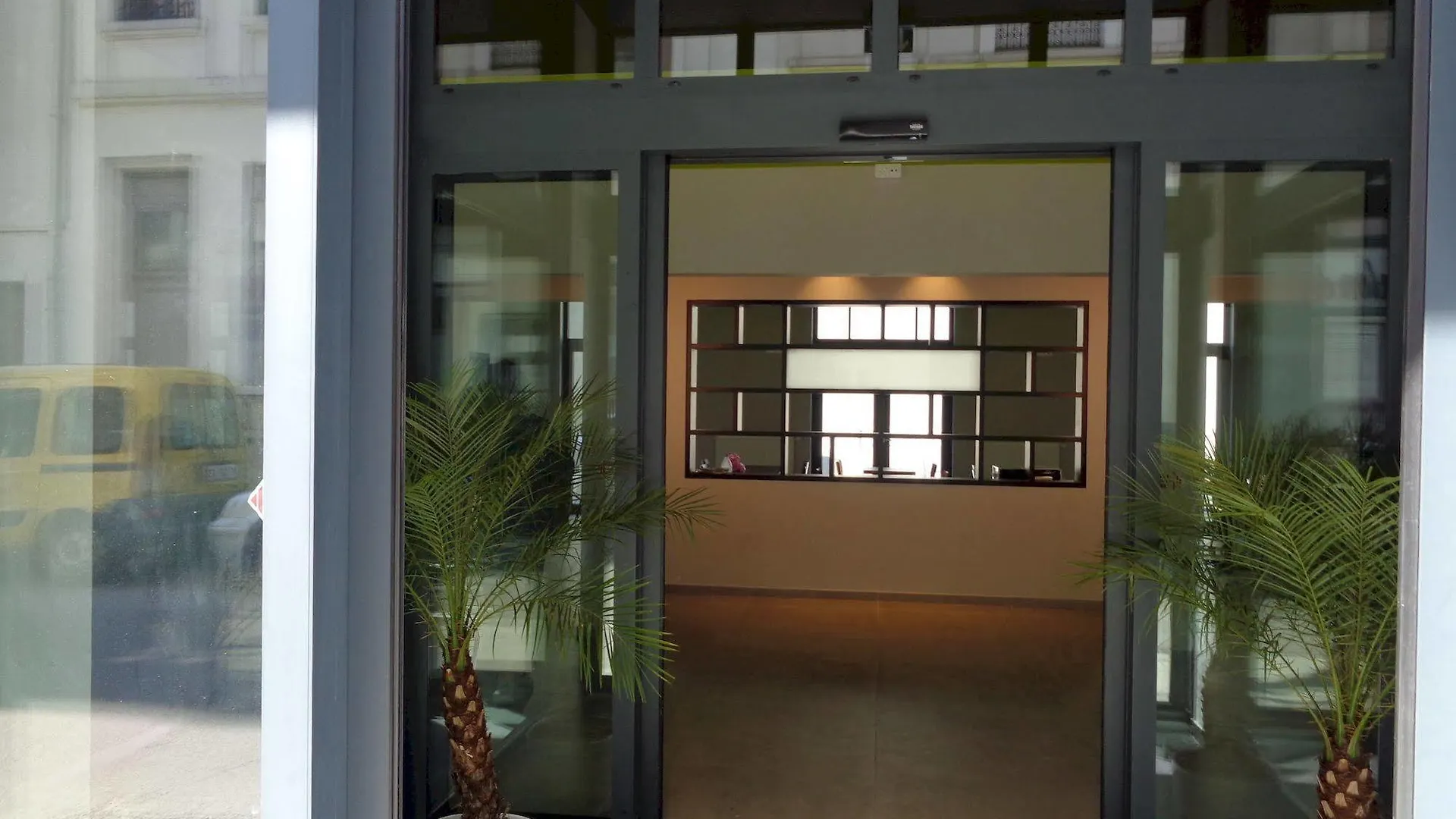בריסל Brxxl 5 City Centre Hostel